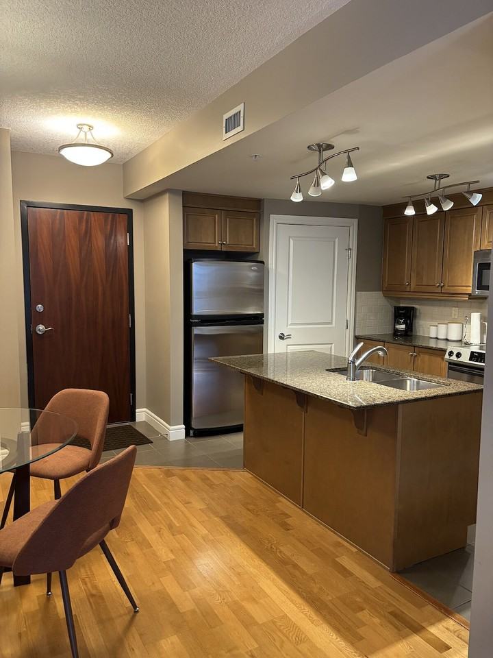 910 Apartment - Photo 3 of 13