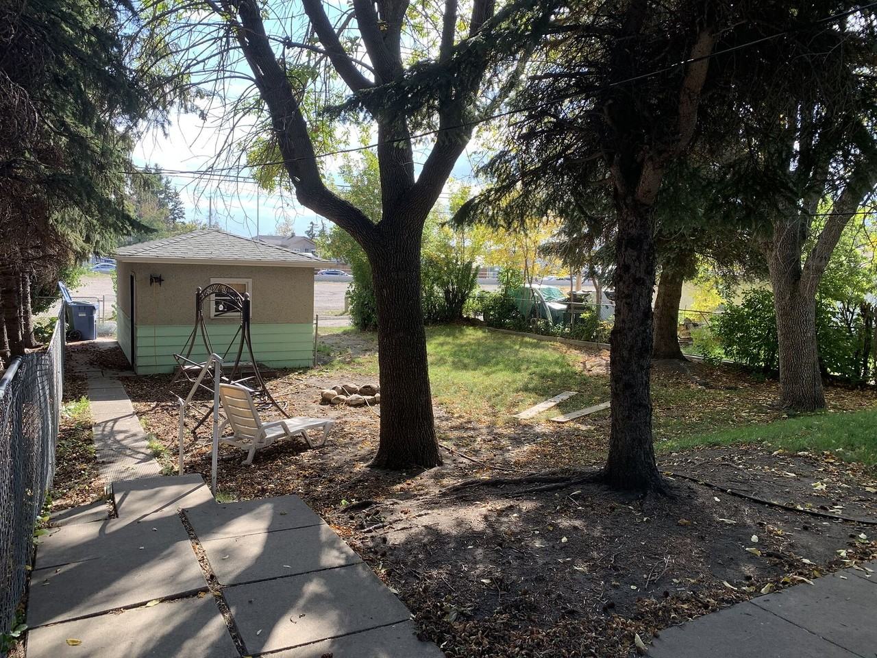 2425 25 Ave Nw - Photo 2 of 15