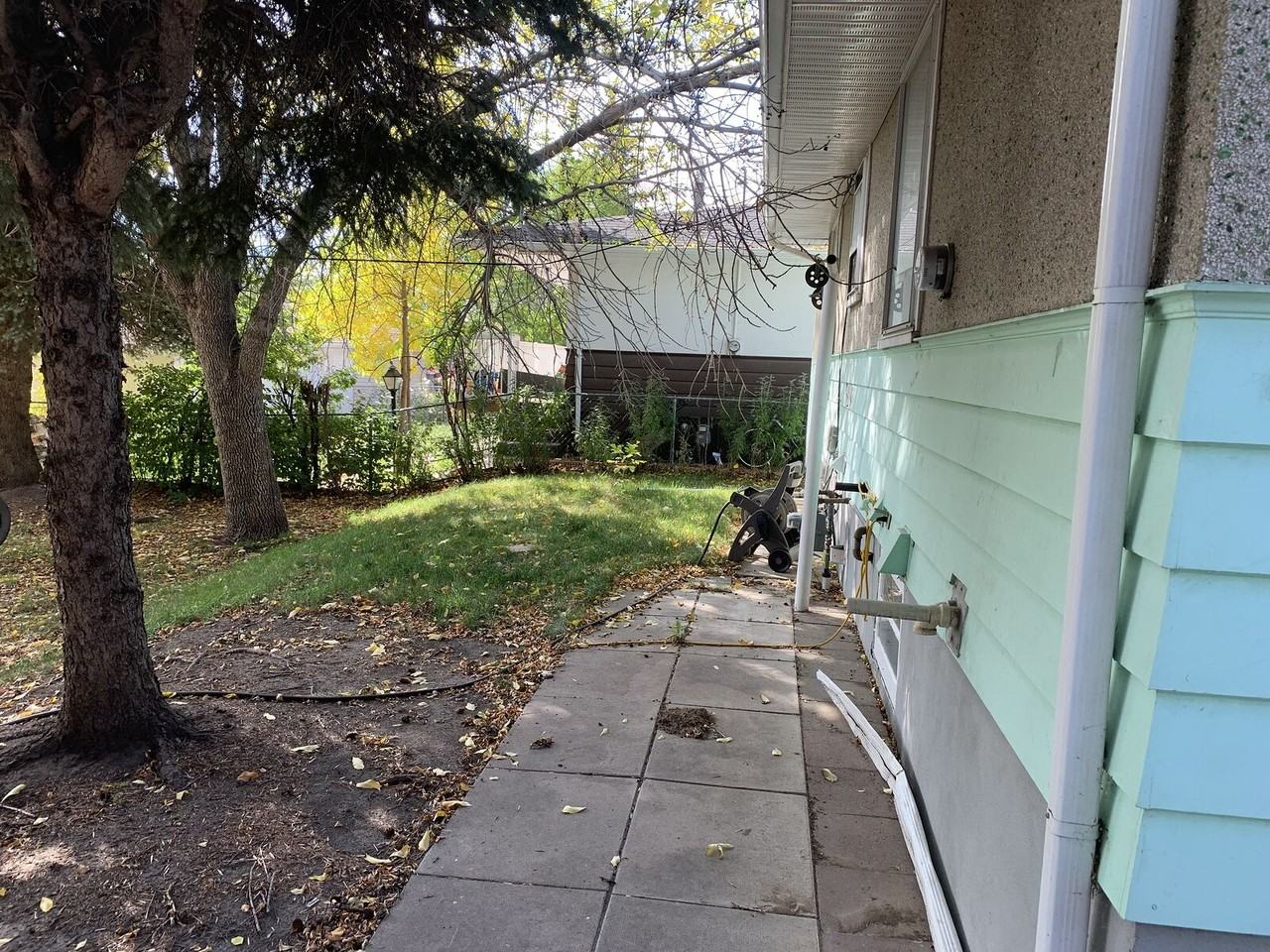 2425 25 Ave Nw - Photo 3 of 15