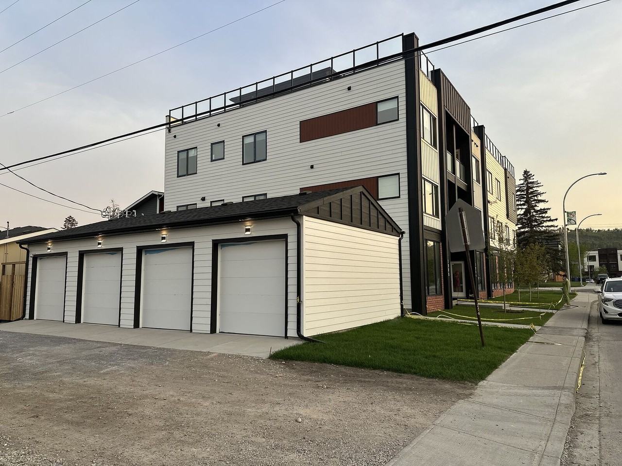 4744 Bowness Rd Nw - Photo 3 of 32