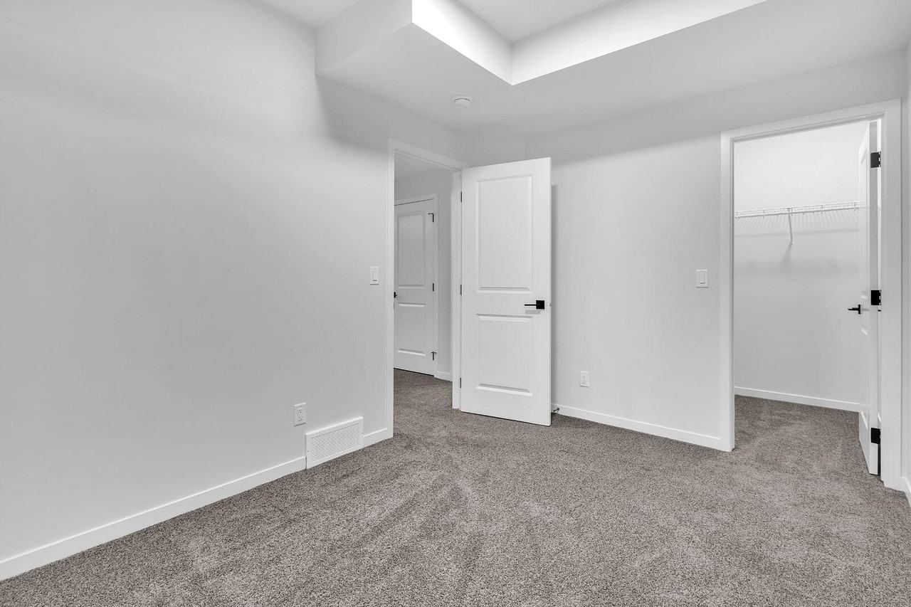 Iris Cres - Photo 2 of 16