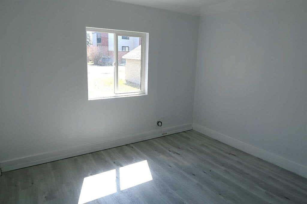 4617 46 St - Photo 7 of 18