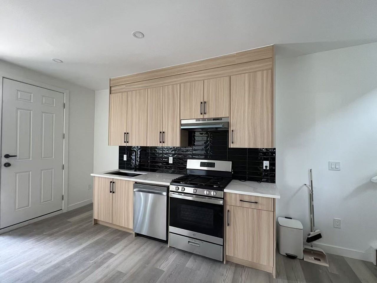 4804 - 4804 Voyageur Dr Nw - Photo 3 of 7