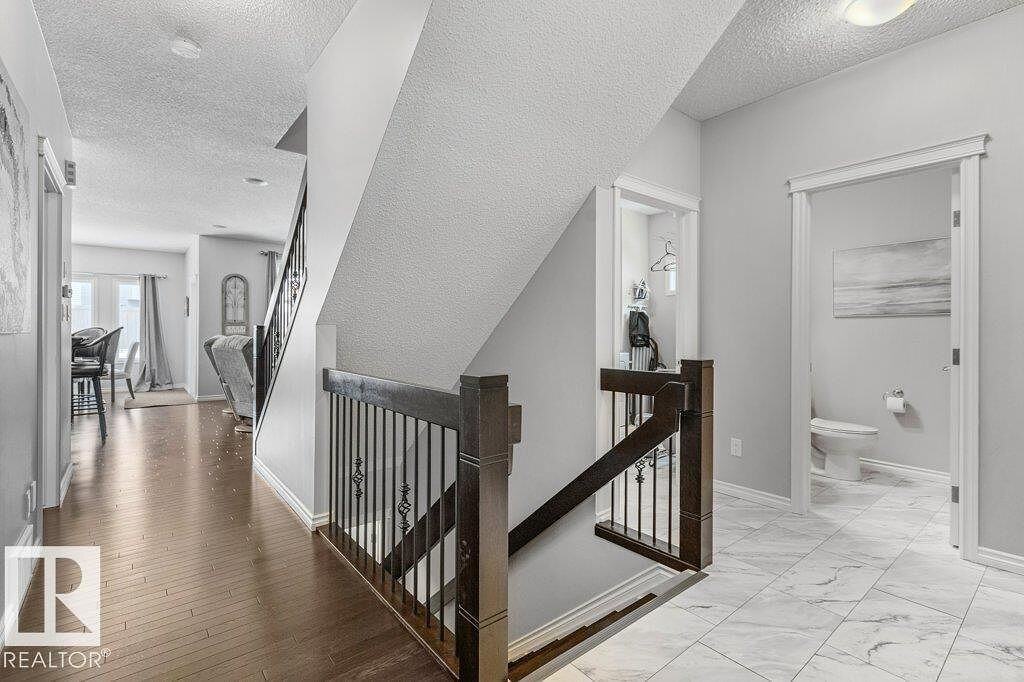 6105 17a Ave Sw - Photo 3 of 32