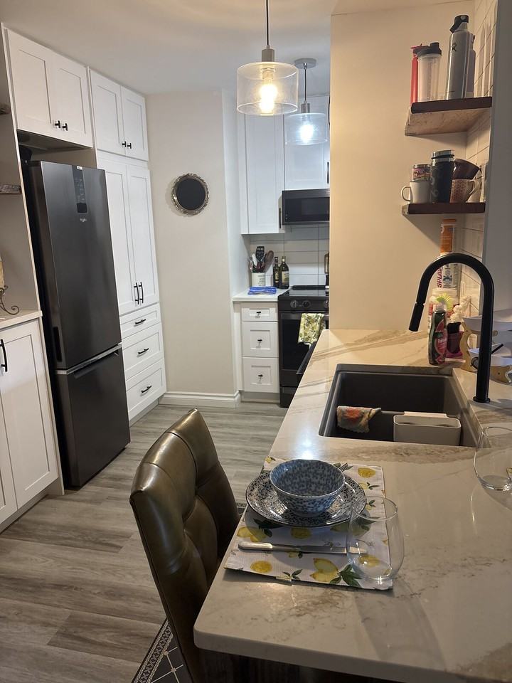 873 Esquimalt Rd - Photo 2 of 8