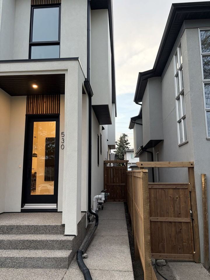 530 B1 - 530 51 Ave Sw - Photo 2 of 11
