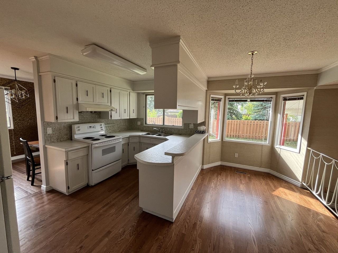 10824 42a Ave Nw - Photo 3 of 38
