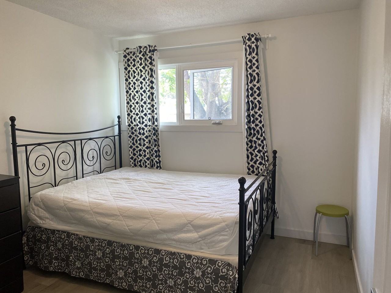 636 69 Ave Sw - Photo 2 of 6