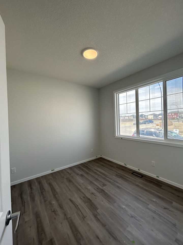 172 Cityline Sq Ne - Photo 2 of 5
