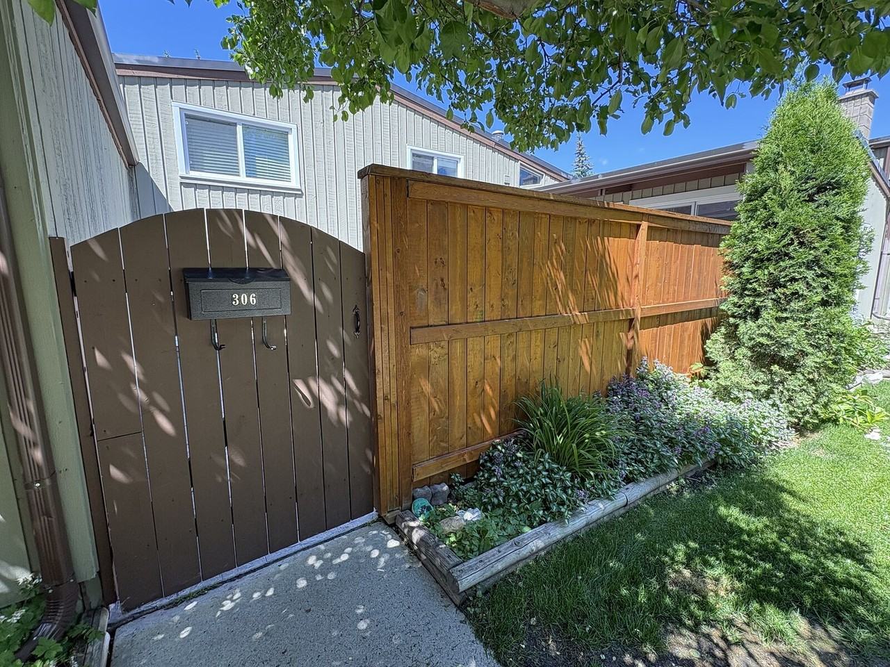 4500 39 St Nw - Photo 4 of 27