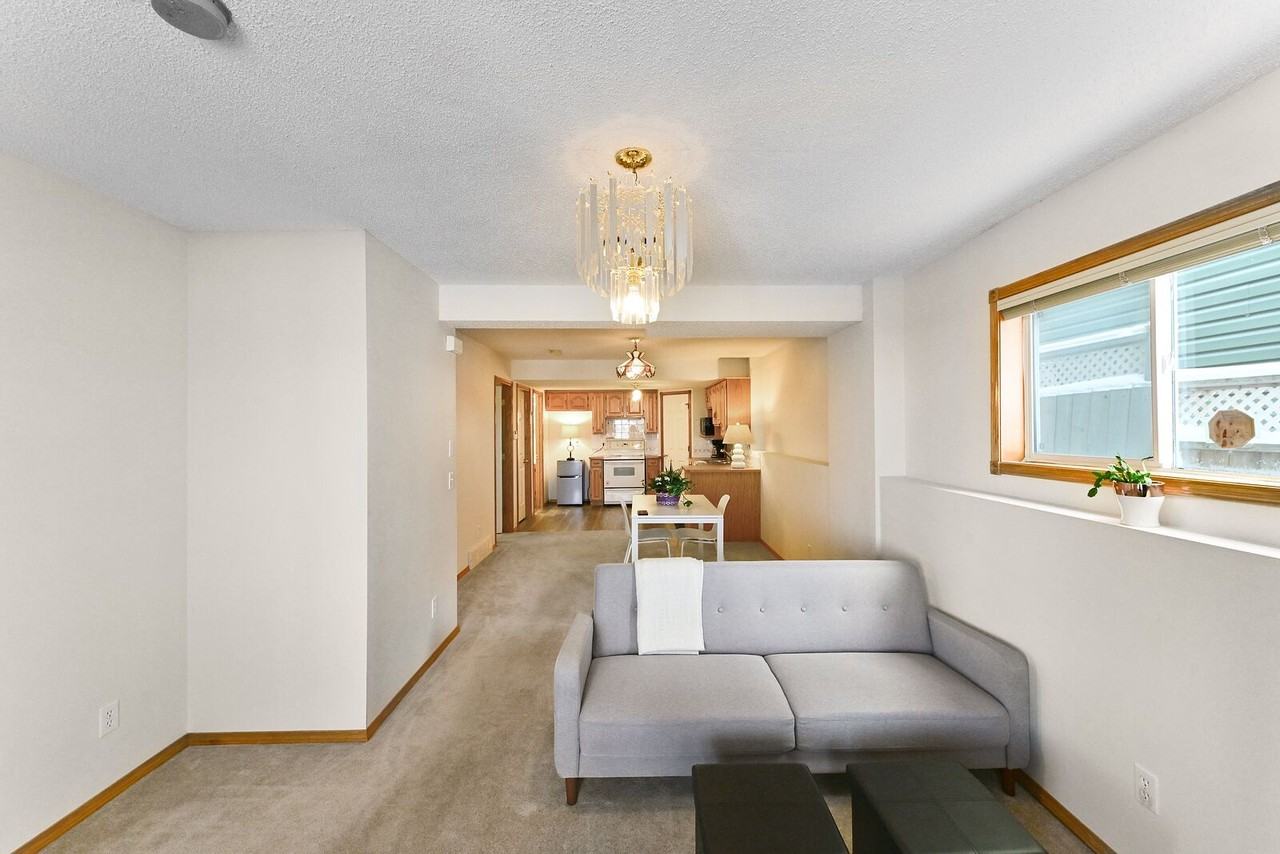 63 Anaheim Cres Ne - Photo 5 of 11