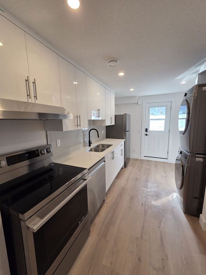 2520 16 St Sw - Photo 3 of 15