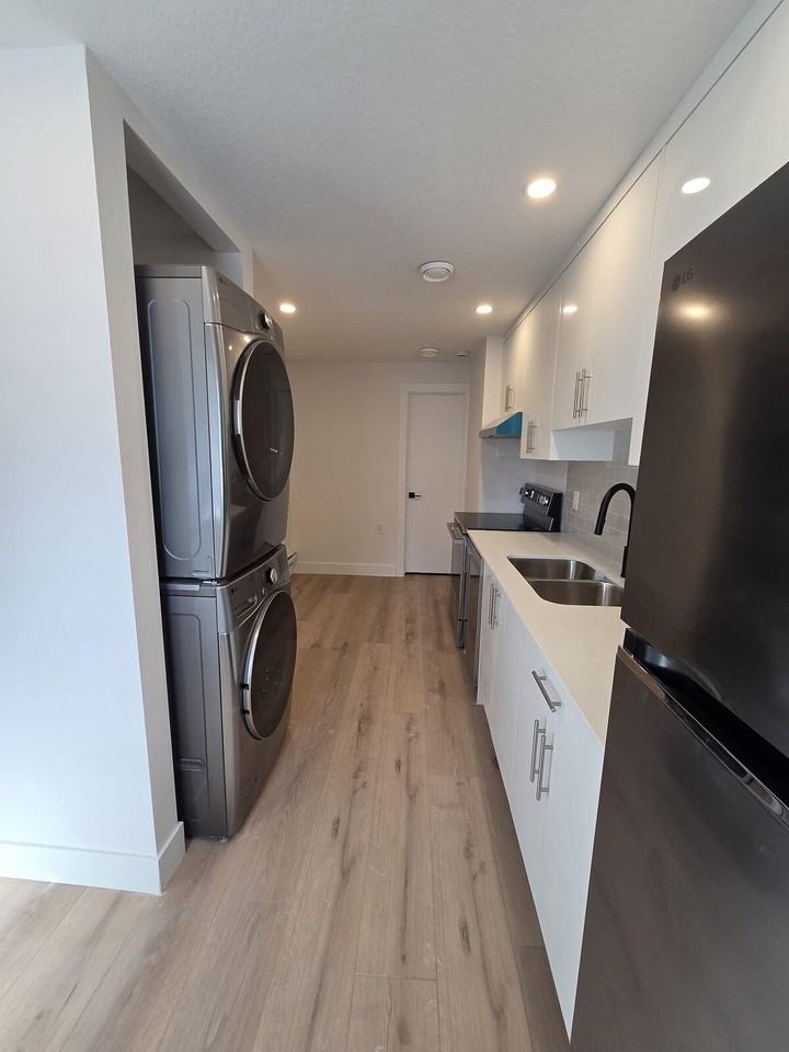 2520 16 St Sw - Photo 4 of 15
