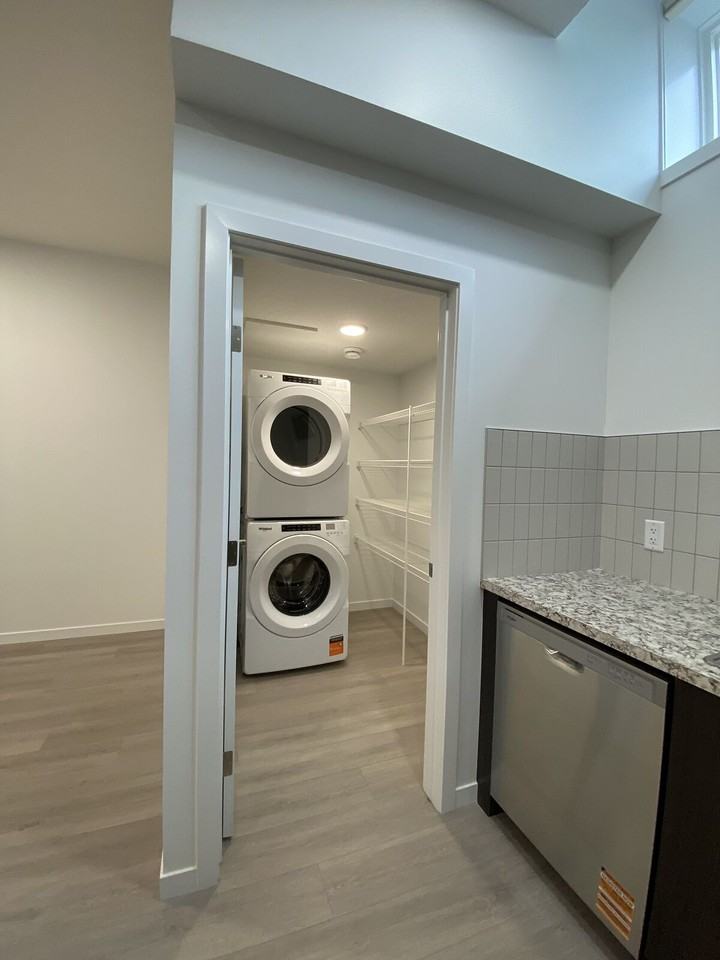 174 Bartlett Cres Se - Photo 4 of 12