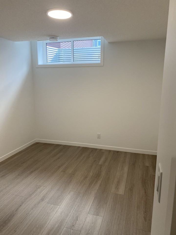 174 Bartlett Cres Se - Photo 7 of 11