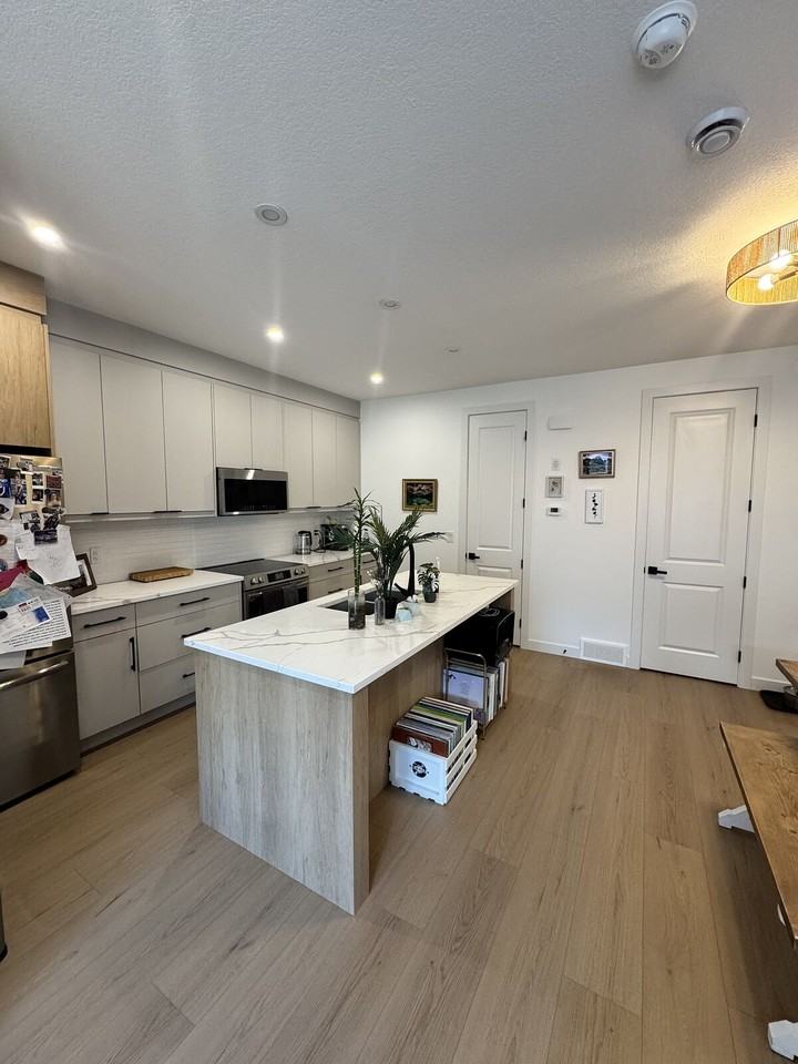967 15 Ave Ne - Photo 4 of 13
