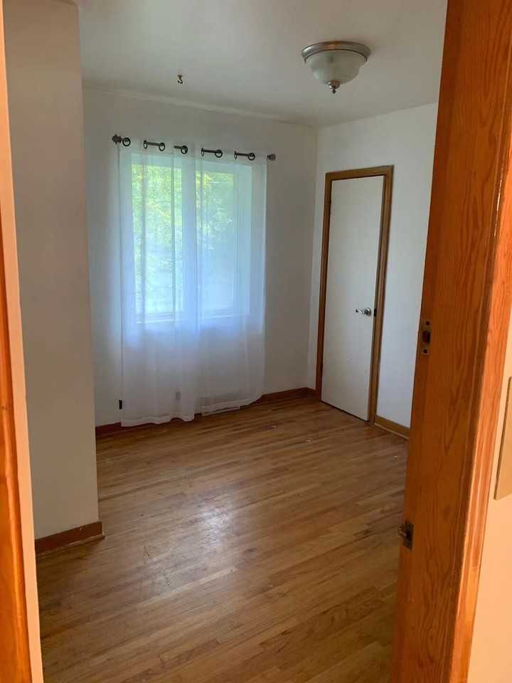 2326 24 Ave Nw - Photo 2 of 7