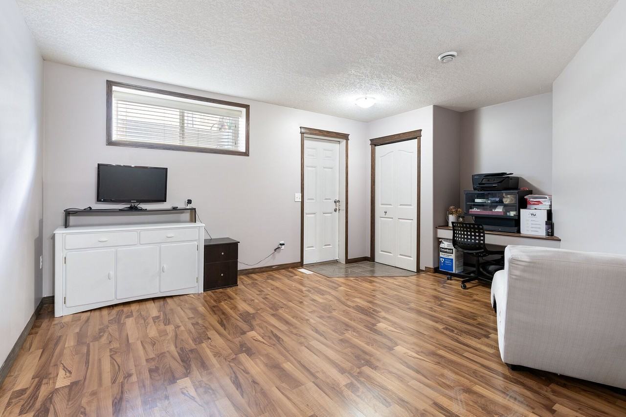 42 Saddleland Cres Ne - Photo 4 of 12