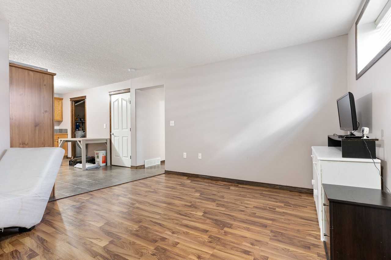 42 Saddleland Cres Ne - Photo 5 of 12