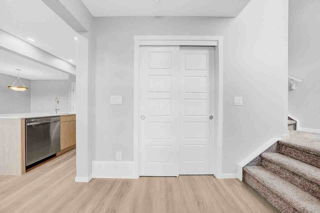 1002 Crestview Terr - Photo 4 of 40