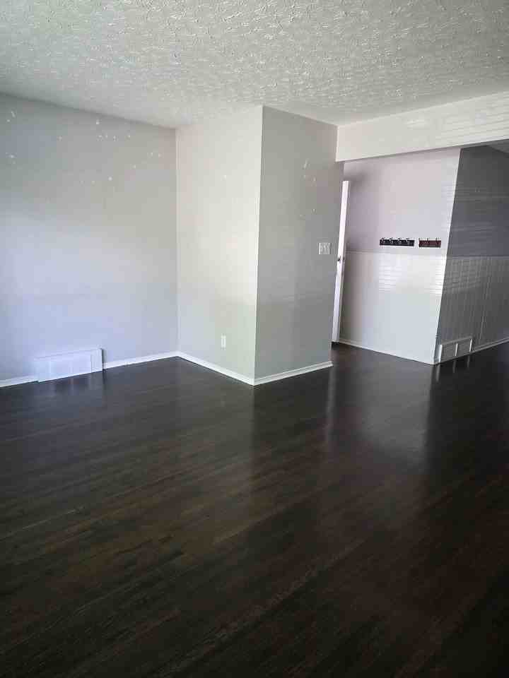2420 26 St Sw - Photo 6 of 17