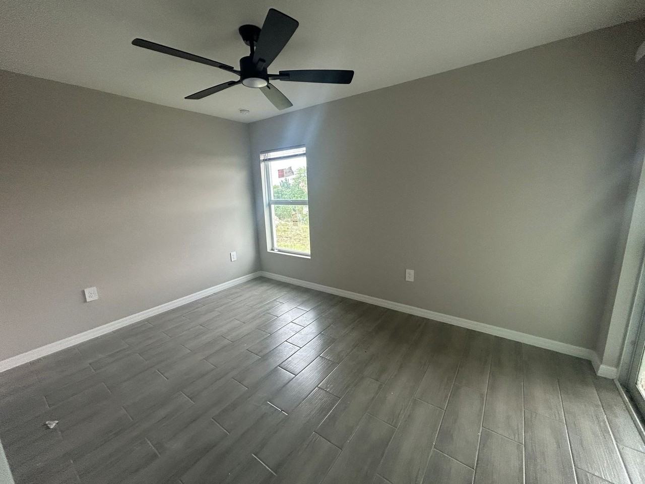 1017 Ne 44th St - Photo 5 of 9