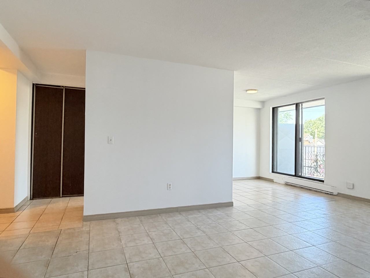 525 Wyandotte St W #302 - Photo 3 of 9