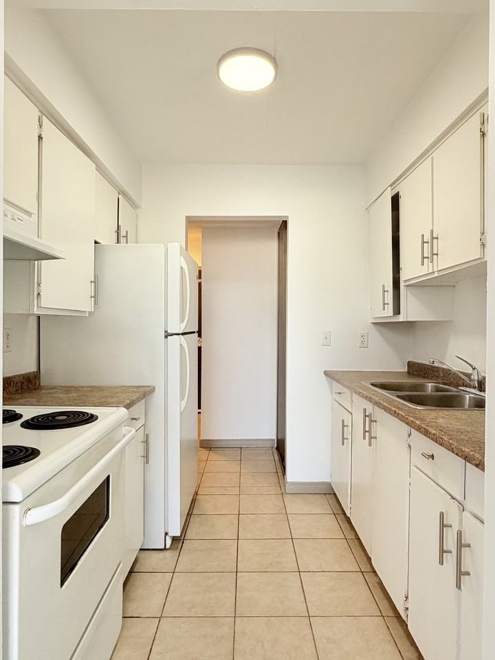 525 Wyandotte St W #302 - Photo 4 of 9