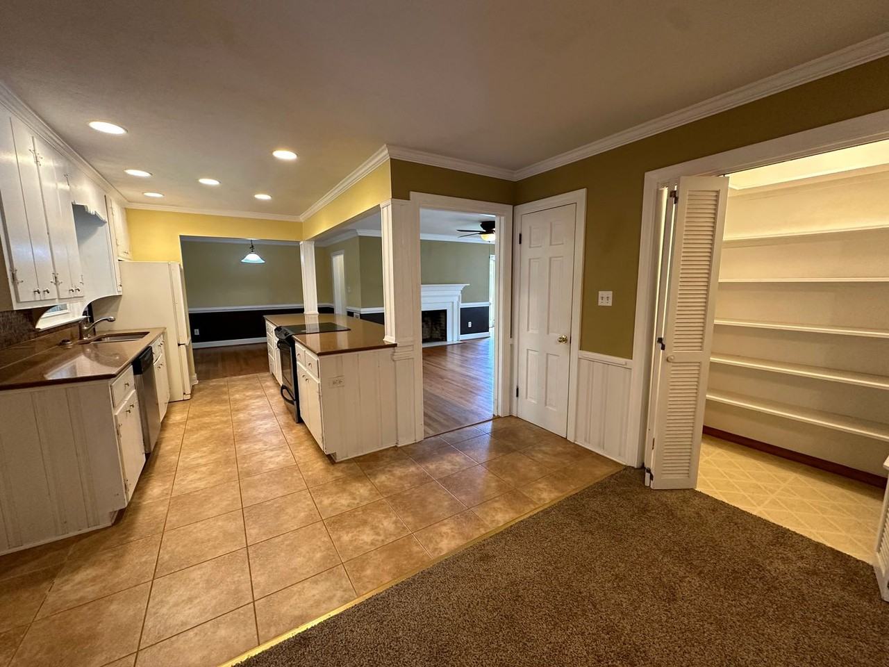 1601 Hopkins Dr - Photo 4 of 17