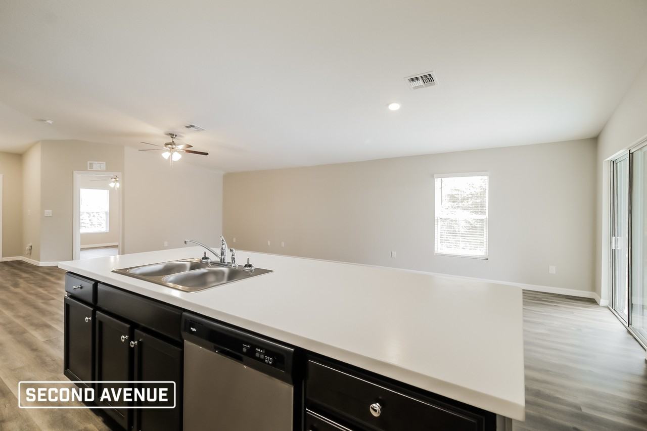 438 Reading St - Photo 4 of 19