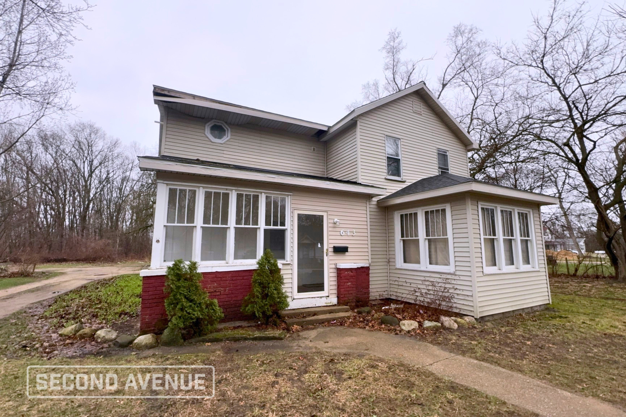 643 Jackson Ave - Photo 2 of 5