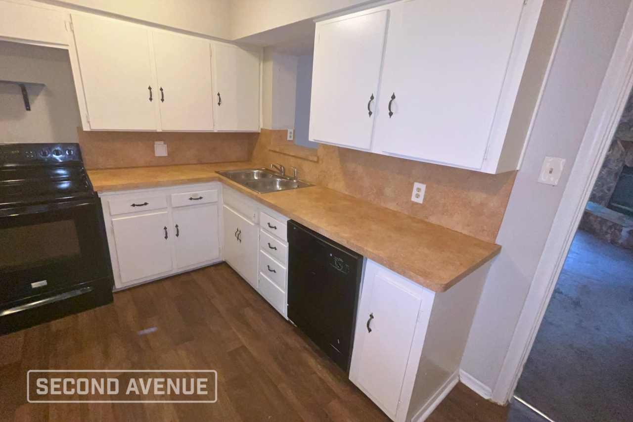 1803 Robinson St - Photo 4 of 12