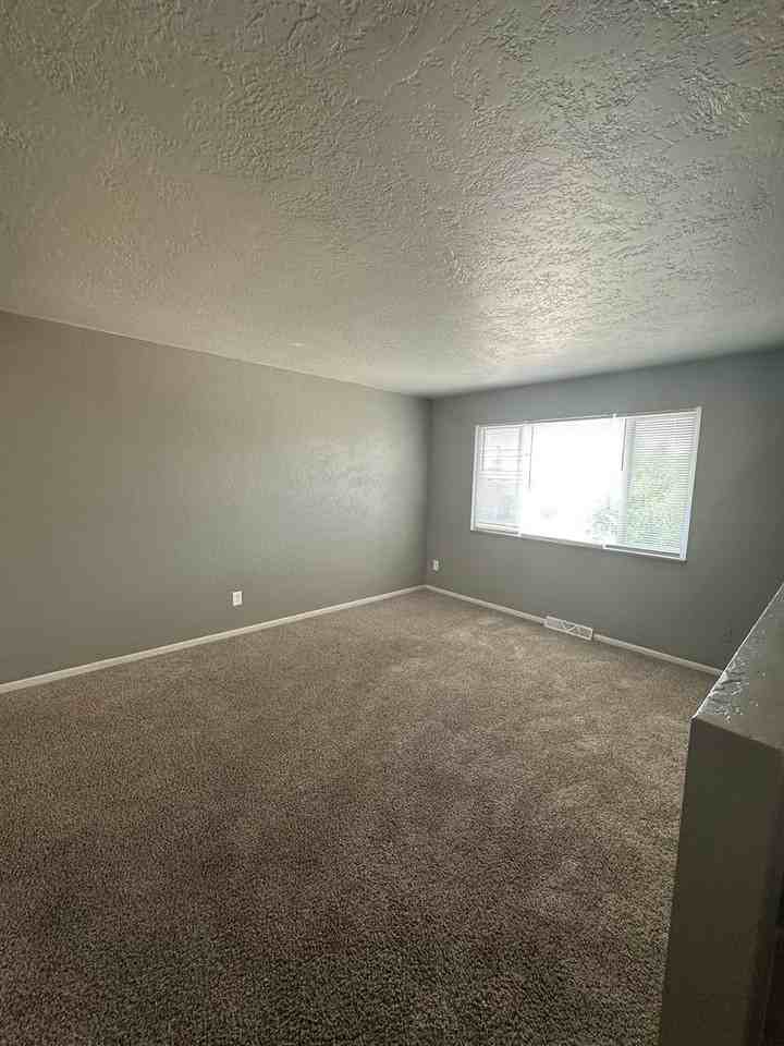 306 Lincoln Ave - Photo 2 of 10