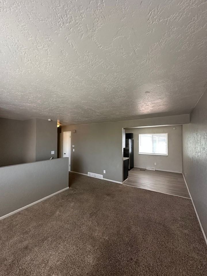 306 Lincoln Ave - Photo 3 of 10