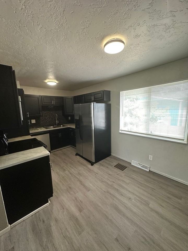 306 Lincoln Ave - Photo 4 of 10