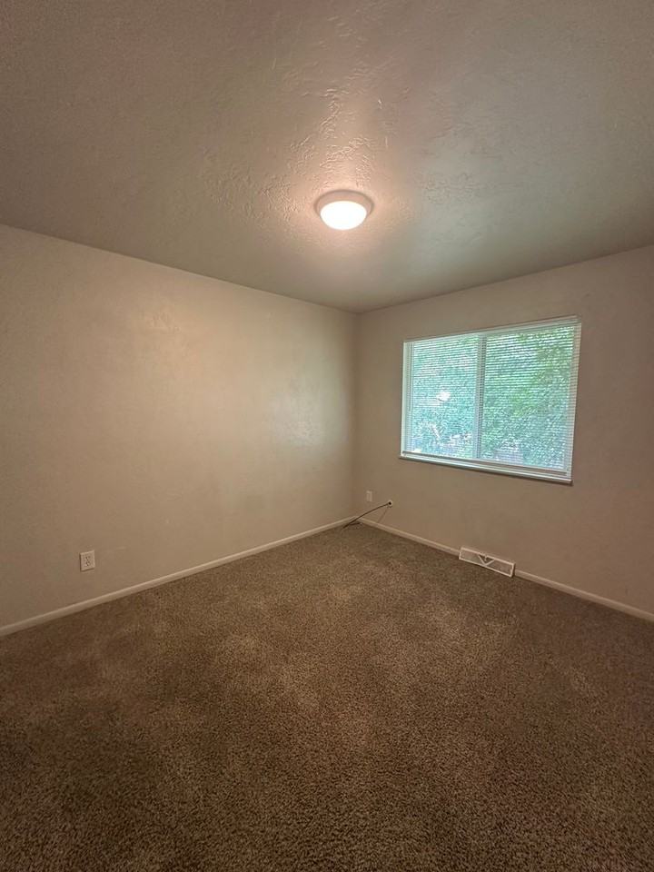 306 Lincoln Ave - Photo 5 of 10