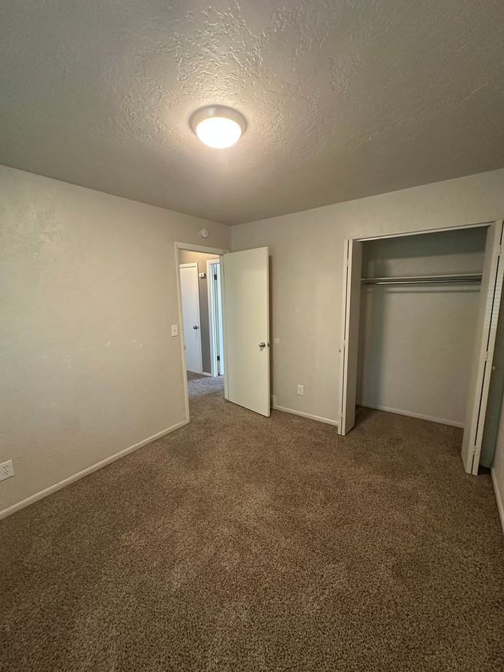 306 Lincoln Ave - Photo 6 of 10