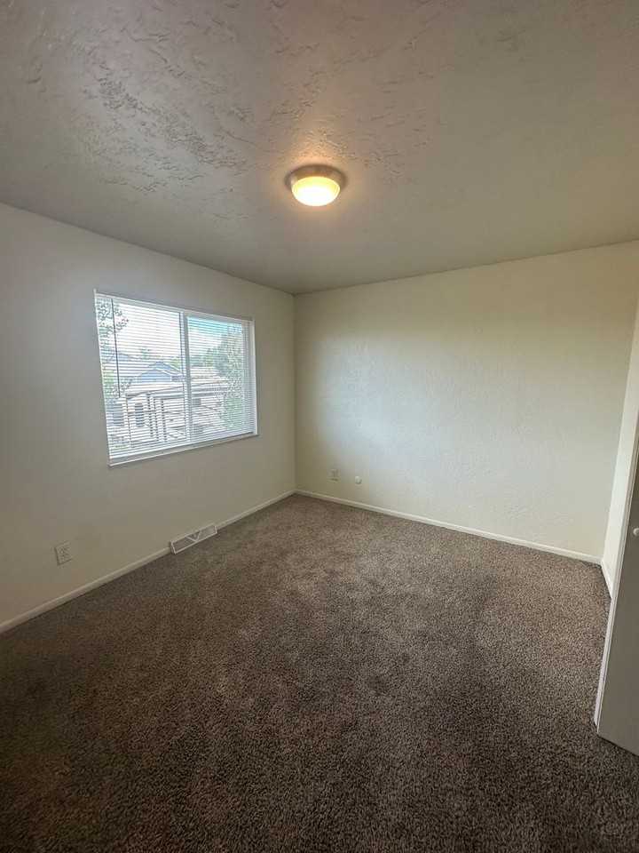 306 Lincoln Ave - Photo 7 of 10