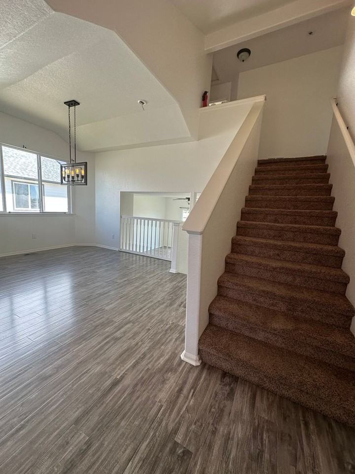 301 W Cottonwood St - Photo 2 of 19