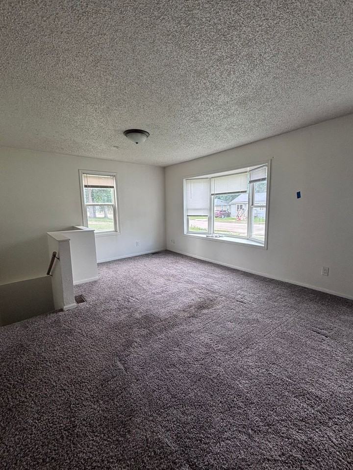 127 17th St Se - Photo 3 of 15