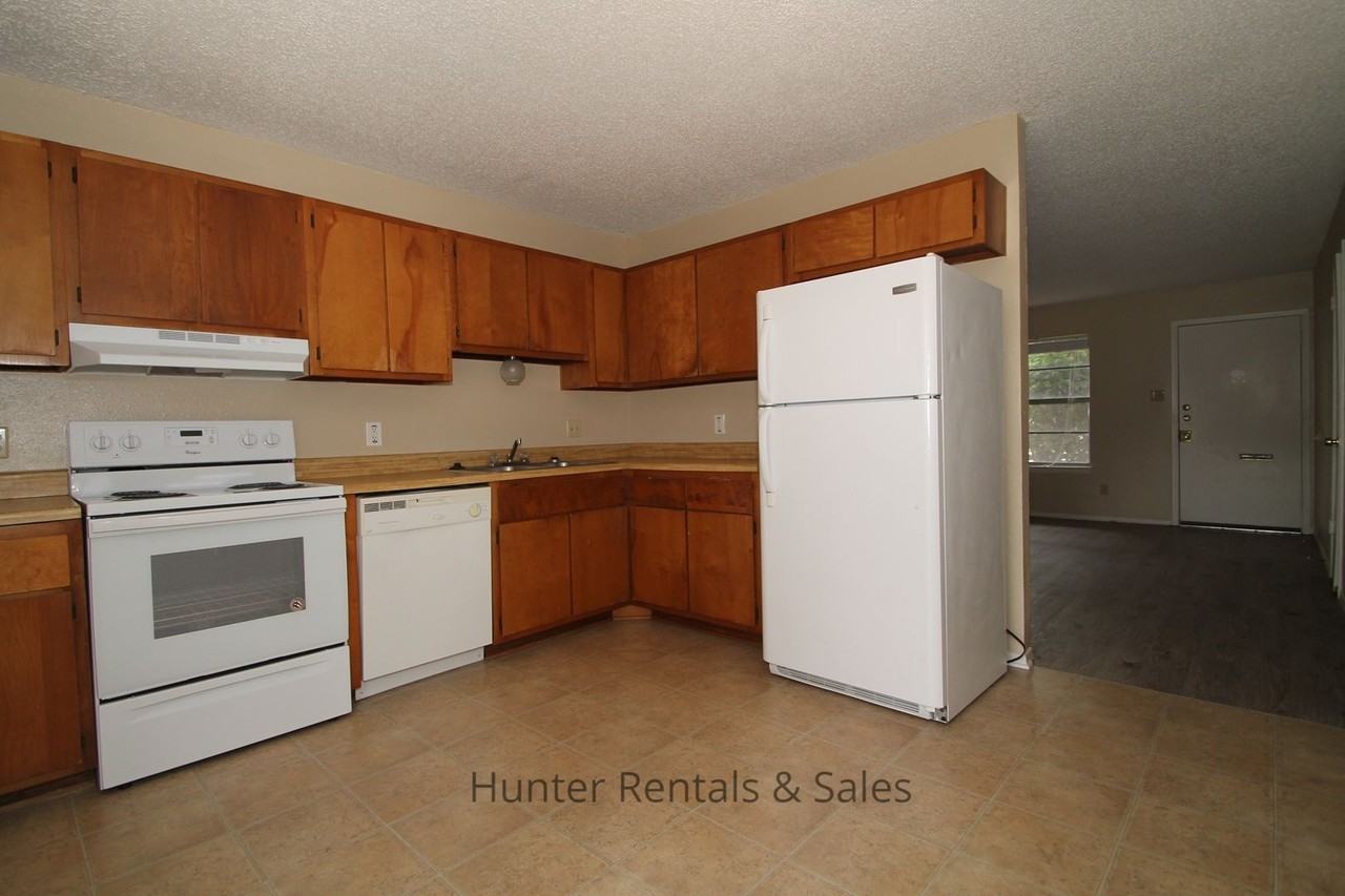 1604 Cedarhill Dr Apt A - Photo 3 of 14