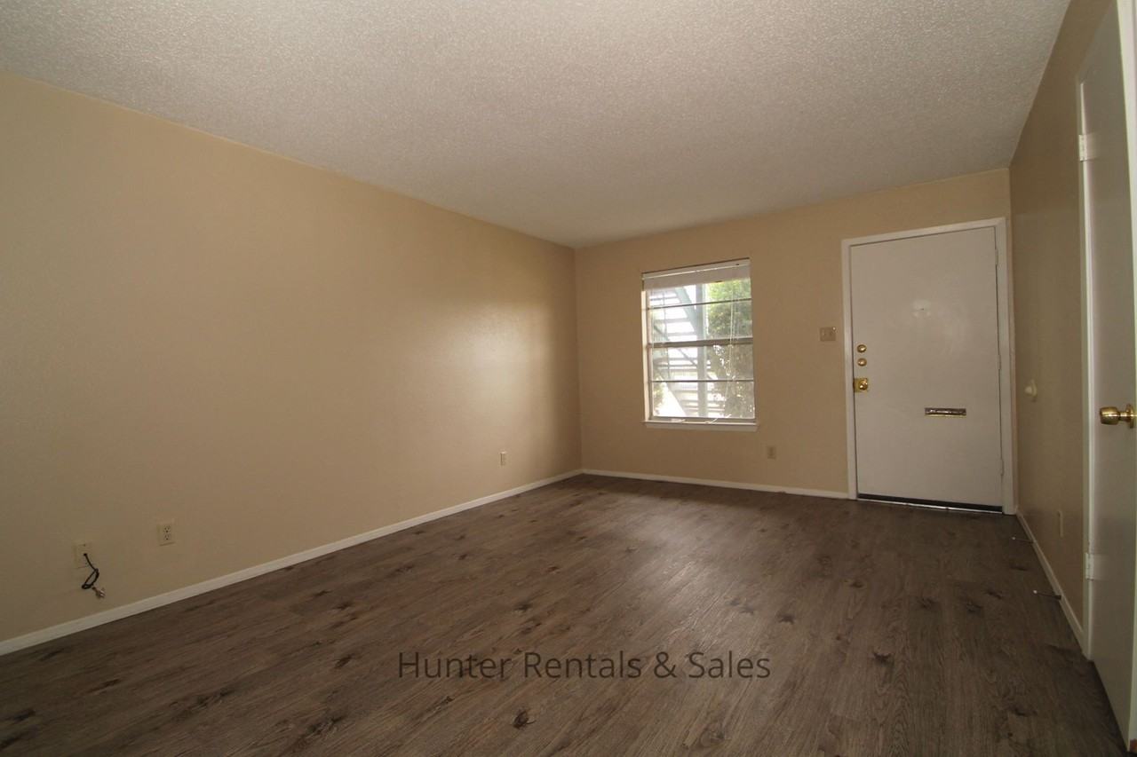 1604 Cedarhill Dr Apt A - Photo 5 of 14