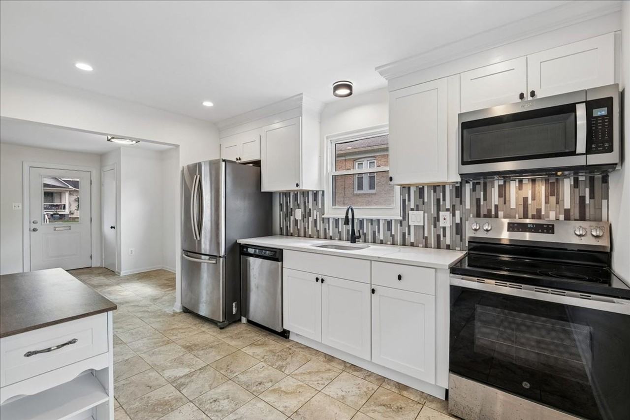 727 Grandin Ave - Photo 5 of 28