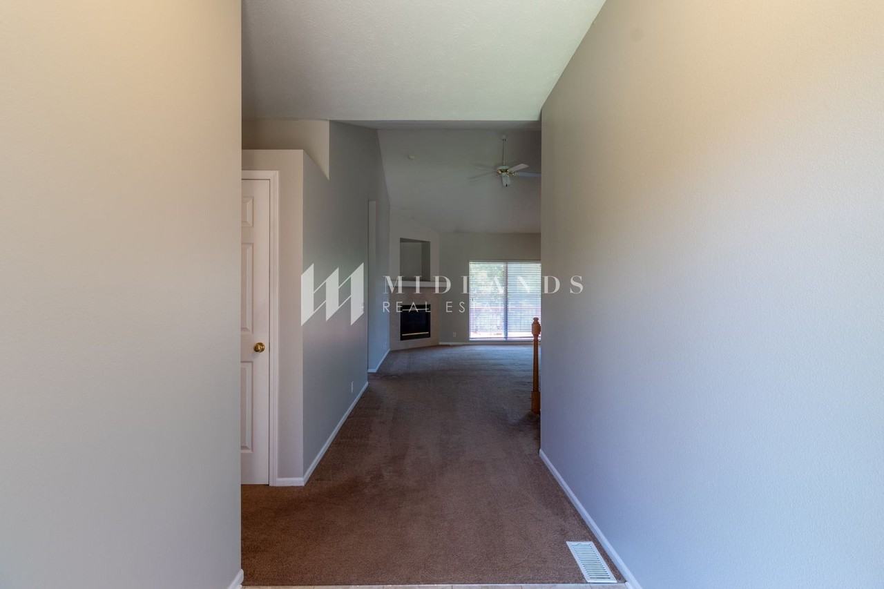 1007 Woodview Dr - Photo 2 of 20
