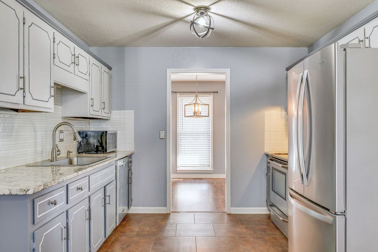 1737 Crestview Dr - Photo 5 of 19