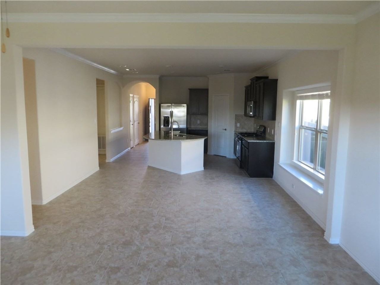 1220 Gaviota Ln - Photo 3 of 17