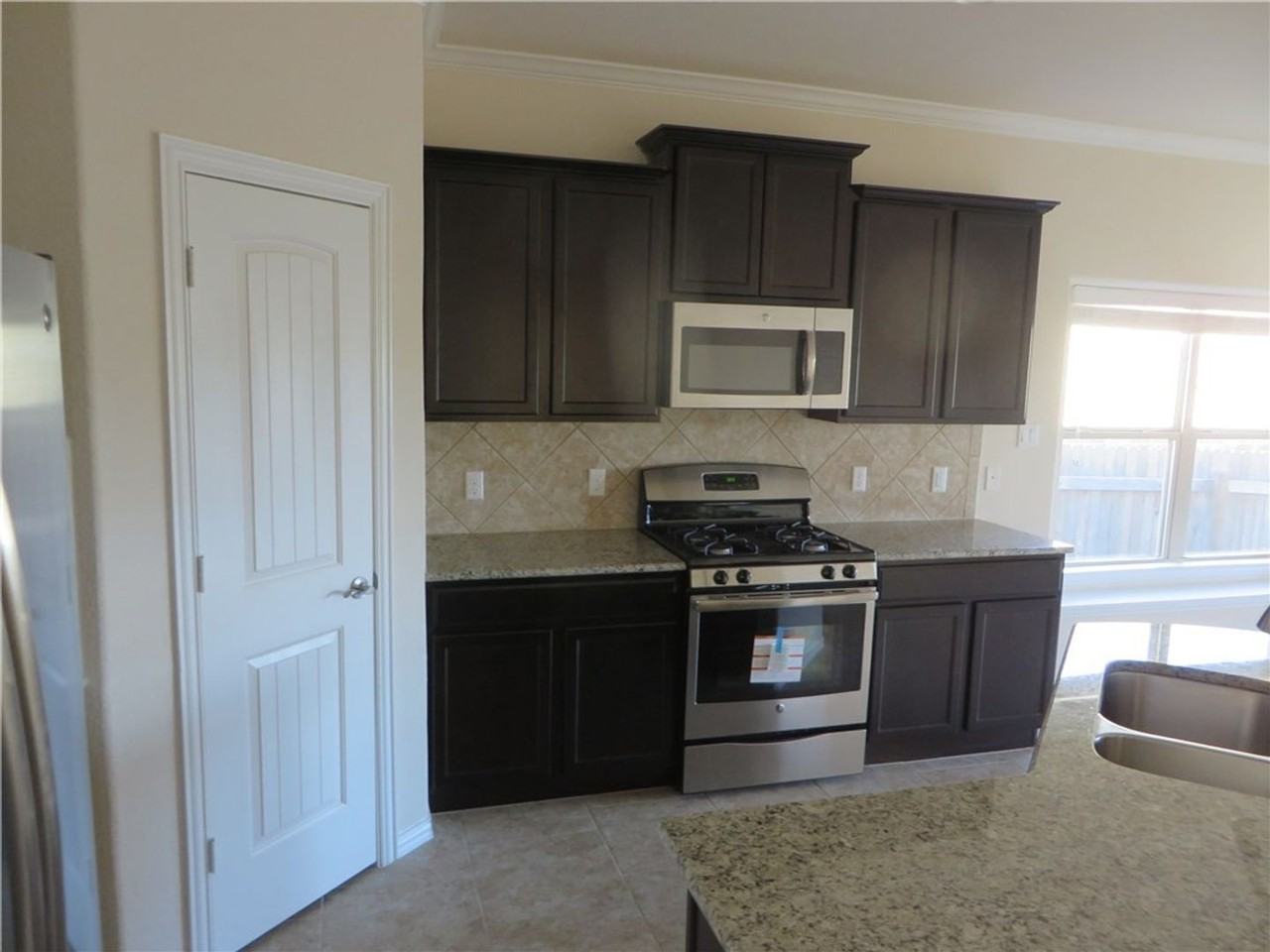 1220 Gaviota Ln - Photo 4 of 17