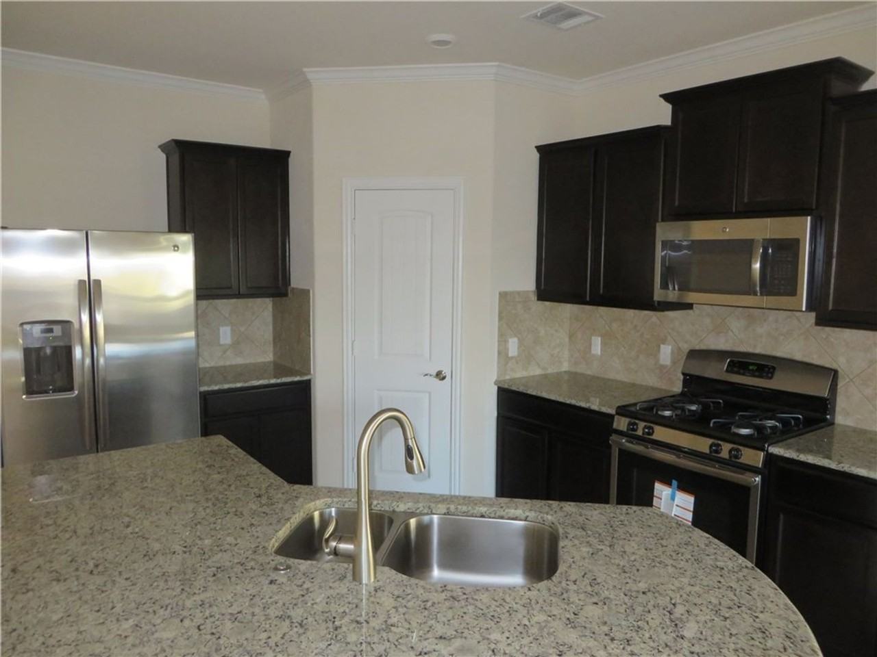 1220 Gaviota Ln - Photo 5 of 17