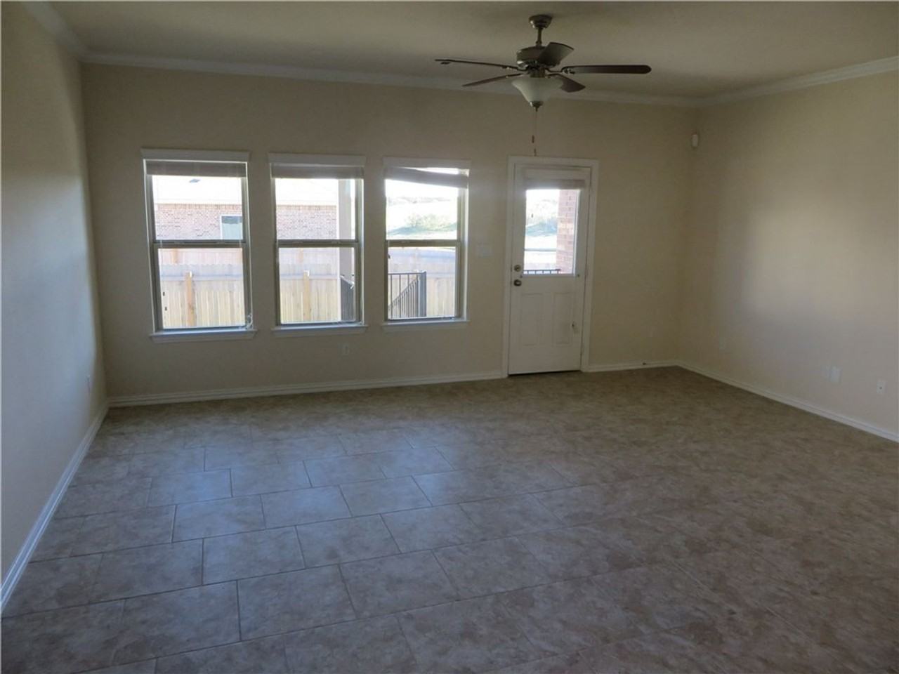 1220 Gaviota Ln - Photo 7 of 17