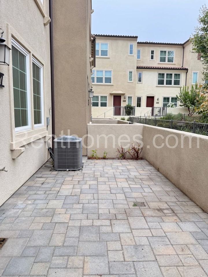 11007 Evelyn Way - Photo 2 of 47